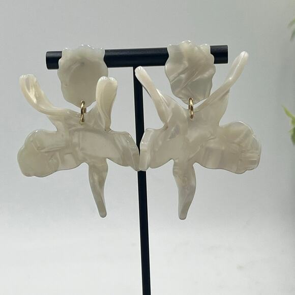 Lele Sadoughi Signed Cream Mother of Pearl Acetate Paper Lily Drop Earrings - Picture 1 of 9